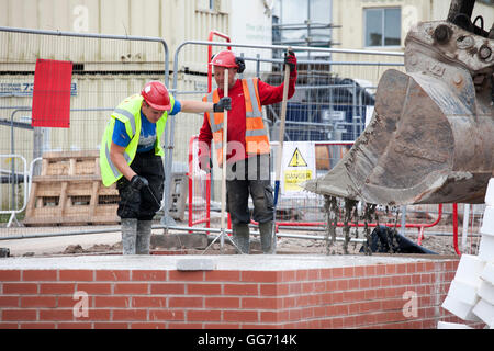 Basi di Calcestruzzo essendo riempito per alloggiamento nuovo sviluppo, in Buckshaw Village, vicino a Chorley, Lancashire, Regno Unito Foto Stock