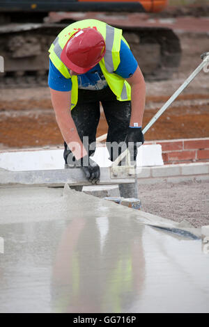 Basi in calcestruzzo, costruzione di infill, pavimenti di terra che stanno riempendo, sviluppo di nuova costruzione di alloggiamento, villaggio di Buckshaw, Chorley, Lancashire, Regno Unito Foto Stock