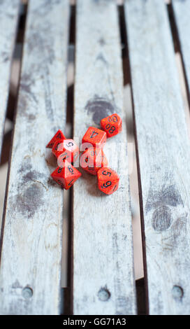 Gruppo di rosso diversi giochi di ruolo tavole gioco dadi vicino sul tavolo di legno Foto Stock