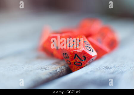 Gruppo di rosso diversi giochi di ruolo dadi con dettaglio di centinaia percentuale dadi in fuoco selettivo Foto Stock