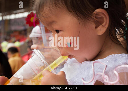 Ulaanbaatar, feste, stadium, ragazza, elegante ragazza, mongola, Naadam, ritratto, Mongolia mappa, ragazza beve succo di frutta Foto Stock