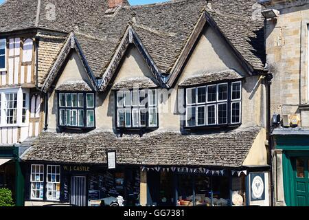 Architettura dettaglio al di sopra del Cotswold Cheese Company shop e negozio di macellaio lungo la collina via dello shopping, burford, UK. Foto Stock