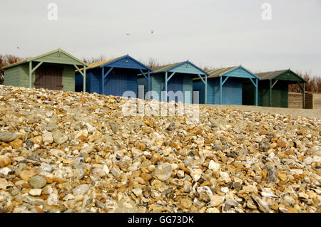 Cabine sulla spiaggia, su una spiaggia di ciottoli Foto Stock