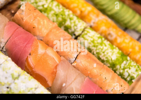 Sushi rotoli maki con salmone, avocado e gamberi Foto Stock