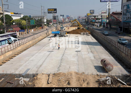 La costruzione di strade i lavori di costruzione nel centro di Pattaya Foto Stock