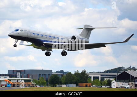 Gulfstream G650 M-BHBH atterraggio all aeroporto di Farnborough, Regno Unito Foto Stock