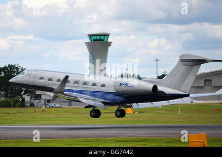 Gulfstream G650 M-BHBH atterraggio all aeroporto di Farnborough, Regno Unito Foto Stock