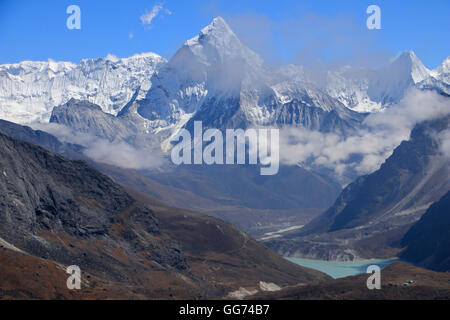 Vista guardando Chola Tsho lago glaciale con Ama Dablam sfondo di picco da Cho La Pass Foto Stock