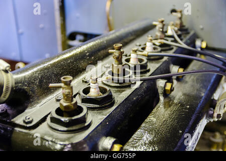 Candela di accensione nel motore vecchio Foto Stock