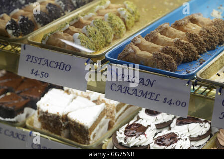 Una fotografia di una varietà di dolci sul display in Little Italy di Boston, Massachusetts, USA. Foto Stock