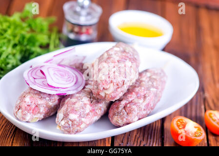 Kebab crudo con sale e spezie su un tavolo Foto Stock