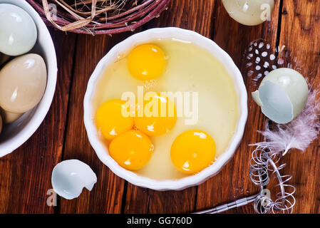 Uova di fagiano su un tavolo, tuorli di uova di fagiano Foto Stock