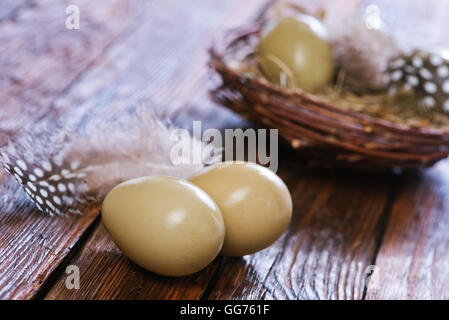 Uova di fagiano e nidificano sul tavolo di legno Foto Stock