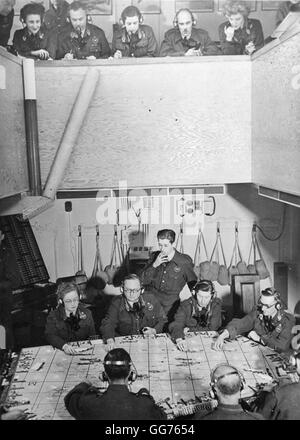 Un British Royal Observer Corps Center al lavoro durante una guerra mondiale II raid aereo. Foto Stock