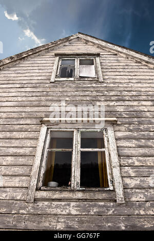 Vecchio Haunted House con due finestre scure Foto Stock