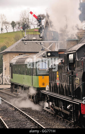 Treno in partenza stazione Grosmont sulla North Yorkshire Moors Railway, 1030 servizio a Pickering. Foto Stock