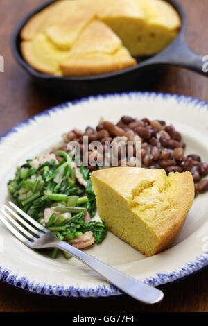 Fagioli e verdure con cornbread, la cucina del Sud degli Stati Uniti Foto Stock
