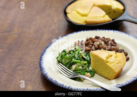 Fagioli e verdure con cornbread, la cucina del Sud degli Stati Uniti Foto Stock