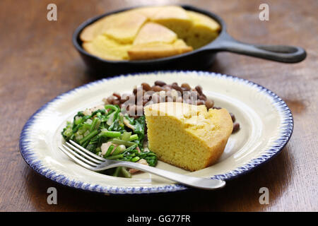 Fagioli e verdure con cornbread, la cucina del Sud degli Stati Uniti Foto Stock