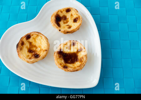 Tre portoghese Pastel de nata su una piastra Foto Stock