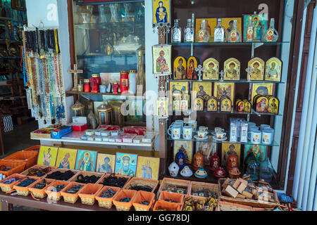 La città di Corfù, Grecia - luglio 1, 2011: icone ortodosse con San Spiridione e negozio di souvenir Foto Stock