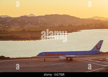 Aeroporto di Corfu, Grecia - luglio 1, 2011: Boeing 767 di Thomson all'aeroporto di Corfù Foto Stock