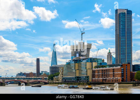 Londra cityscape compresi Blackfriars Railway Bridge, Tate Modern, Shard, Sea Container House, OXO Tower e il South Bank Tower Foto Stock