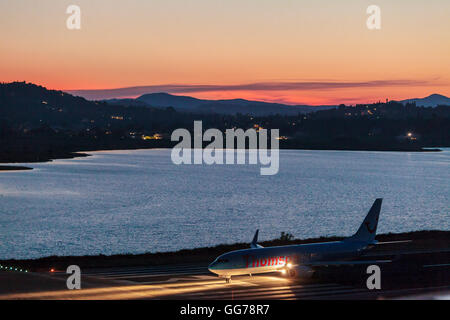 Aeroporto di Corfu, Grecia - luglio 1, 2011: Boeing 767 di Thomson all'aeroporto di Corfù Foto Stock