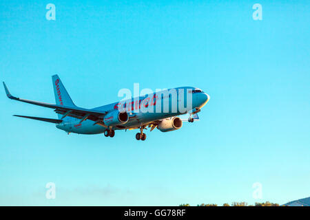 Aeroporto di Corfu, Grecia - luglio 2, 2011: aereo della società La Ragnatela Solare all'aeroporto di Corfù Foto Stock
