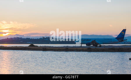Aeroporto di Corfu, Grecia - luglio 2, 2011: Airbus A320 della società Condor all'aeroporto di Corfù Foto Stock