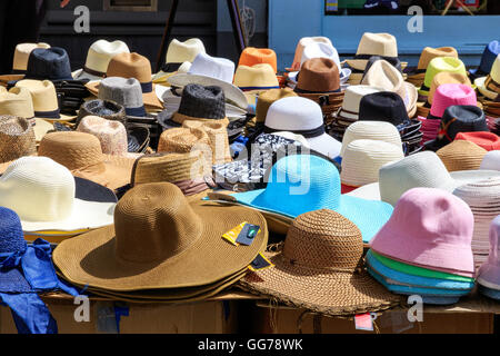 Varietà di cappello da sole visualizzati in un mercato di strada Foto Stock