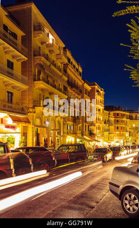 Corfù, Grecia - luglio 6, 2011: La vita notturna e il traffico automobilistico della città vecchia Foto Stock