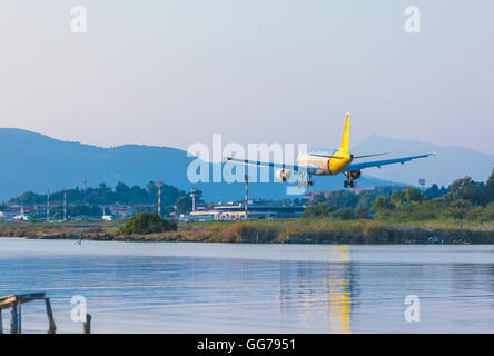 Aeroporto di Corfu, Grecia - luglio 9, 2011: Airbus A319 della società Germanwings presso l'aeroporto di Corfù Foto Stock