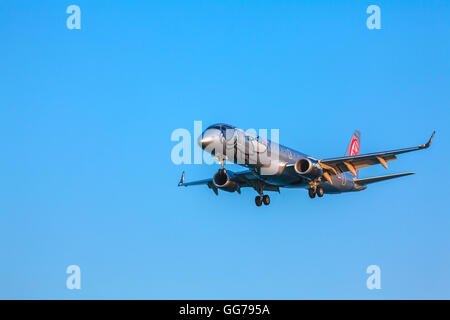 Aeroporto di Corfu, Grecia - luglio 9, 2011: Embraer 190 di Niki società presso l'aeroporto di Corfù Foto Stock