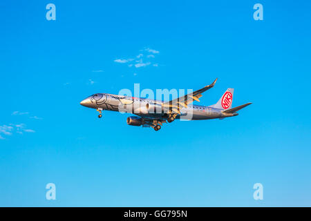 Aeroporto di Corfu, Grecia - luglio 9, 2011: Embraer 190 di Niki società presso l'aeroporto di Corfù Foto Stock