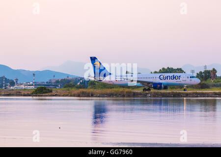 Aeroporto di Corfu, Grecia - luglio 9, 2011: Airbus A320 della società Condor all'aeroporto di Corfù Foto Stock