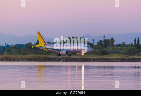 Aeroporto di Corfu, Grecia - luglio 9, 2011: Airbus A319 della società Germanwings presso l'aeroporto di Corfù Foto Stock