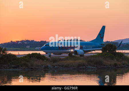 Aeroporto di Corfu, Grecia - Luglio 11, 2011: Boeing 767 di Thomson all'aeroporto di Corfù Foto Stock