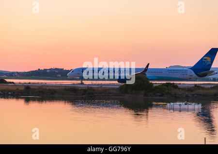 Aeroporto di Corfu, Grecia - Luglio 11, 2011: Boeing 757 di Thomas Cook Company all'aeroporto di Corfù Foto Stock