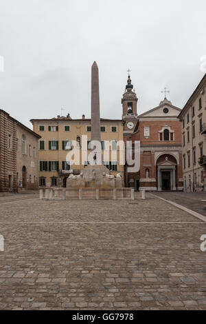 Jesi Marche Italia. Frederik II Square, costruito sopra il foro romano. Vista sopra il Duomo di San Settimio sulla destra (XIII XV Foto Stock