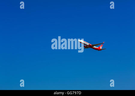 Aeroporto di Corfu, Grecia - Luglio 12, 2011: Boeing 737 della società Airberlin all'aeroporto di Corfù Foto Stock