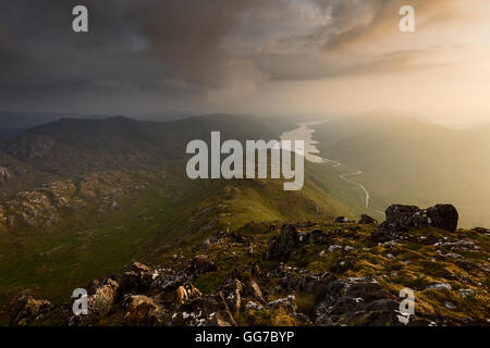 Loch Nevis che separa il Nord Morar e la ruvida limiti di Knoydart al tramonto Foto Stock