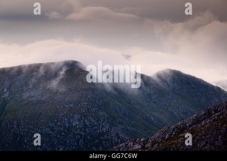 I ripidi pendii di uno dei Glen Dessary colline mentre un inversione discende dalla sua cresta Foto Stock