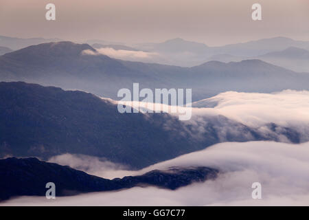 Una serie di creste di montagna parallele, mentre un'inversione permane alle loro pendici inferiori, vista dalla cima di Sgurr na Ciche, Glen Dessary Foto Stock