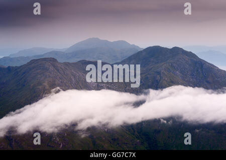 Una banda di nuvole che si muove lentamente oltre Luinne Bheinn, Knowydart, visto dalla cima di Sgurr na Ciche, Glen Dessary Foto Stock