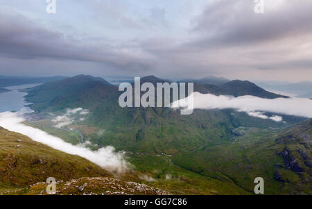 Guarda le aspre montagne della penisola di Knoydart all'alba Foto Stock