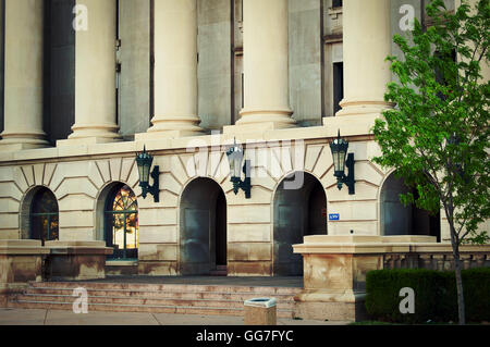 Colonne e ingresso alla saldatura county court house in Greeley, Colorado, Stati Uniti d'America. Foto Stock