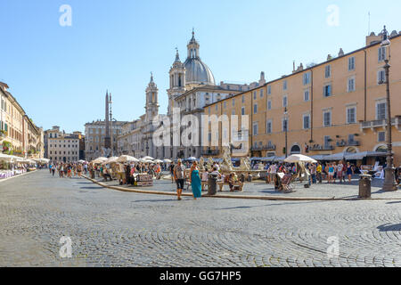 Roma, Italia - 22 agosto 2015: la famosa Piazza Navona a Roma con gente che cammina in una calda giornata di agosto Foto Stock