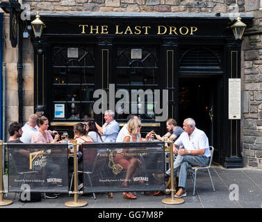 L'ultima goccia pub nel centro storico Grassmarket distretto di Edimburgo , in Scozia, Regno Unito Foto Stock