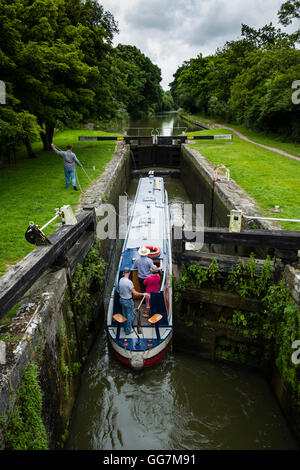 Barca stretta entrando in blocco su Kennet and Avon Canal nel Wiltshire, Inghilterra, Regno Unito Foto Stock